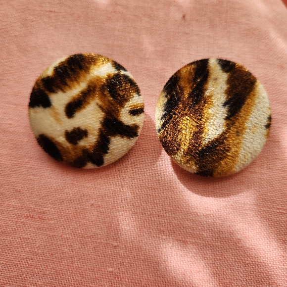 Leopard Print Vintage Clip On Earrings - Picture 3 of 5